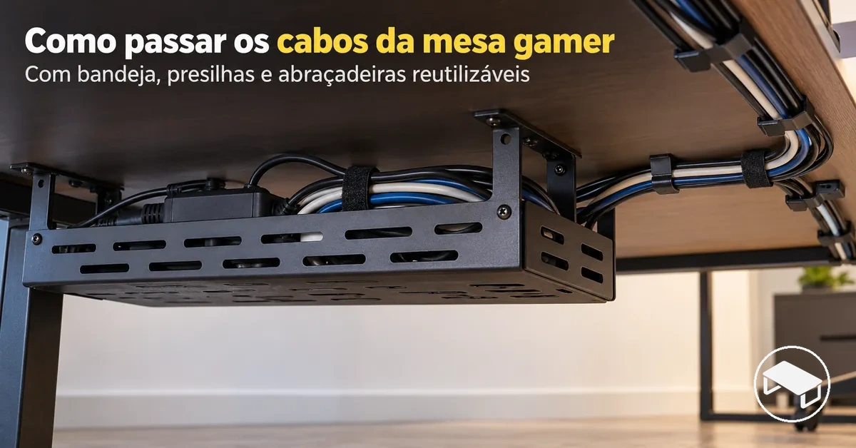Cabos de energia e periféricos organizados sob uma mesa gamer com bandeja para cabos, presilhas adesivas e abraçadeiras reutilizáveis